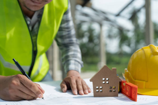 les ingénieurs revérifient et examinent le plan de construction. dessin d’inspection de l’entrepreneur avant le début du projet civil. préparer la planification de projet de construction, le conseil, l’architecture. - maitrise d'oeuvre photos et images de collection