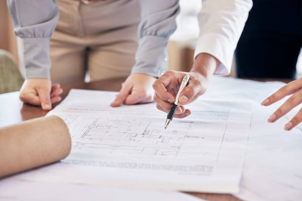 travail d’équipe, mains ou architecte dessinant un plan ou planifiant un bâtiment immobilier ou un développement dans un bureau. génie civil, zoom ou designers avec vision de rénovation ou de gestion de projet - permis de construire photos et images de collection