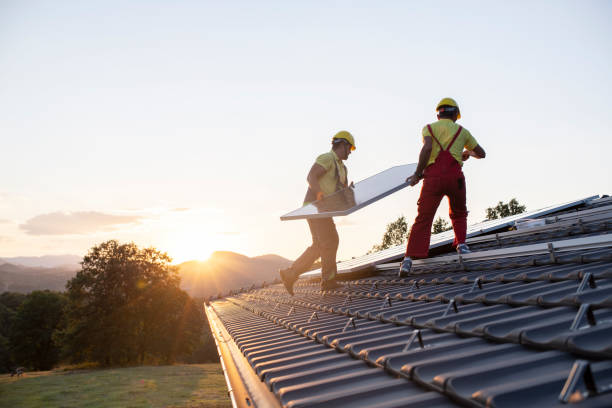 installation de panneaux solaires sur un toit. - permis de construire photos et images de collection