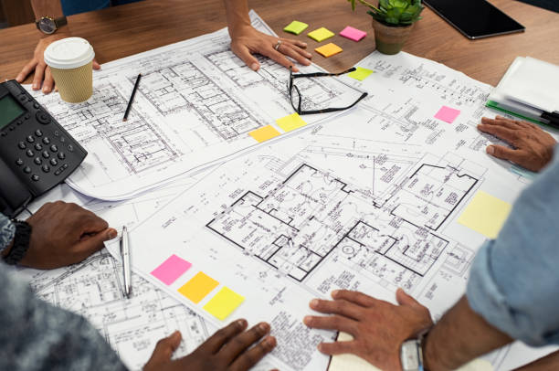 architectes travaillent sur plans - plan archi photos et images de collection